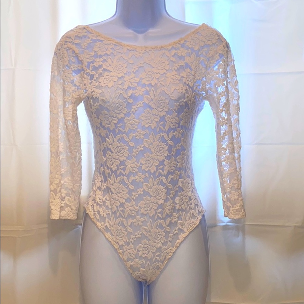 WHITE LACE BODYSUIT